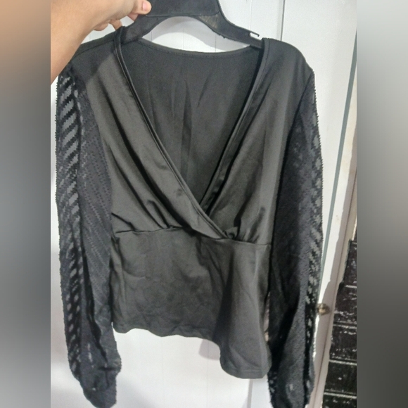 Shein Women black wrap puffer long sleeve top - Picture 3 of 11